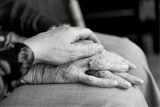Μία ασπρόμαυρη εικόνα με δύο χέρια ηλικιωμένων ατόμων